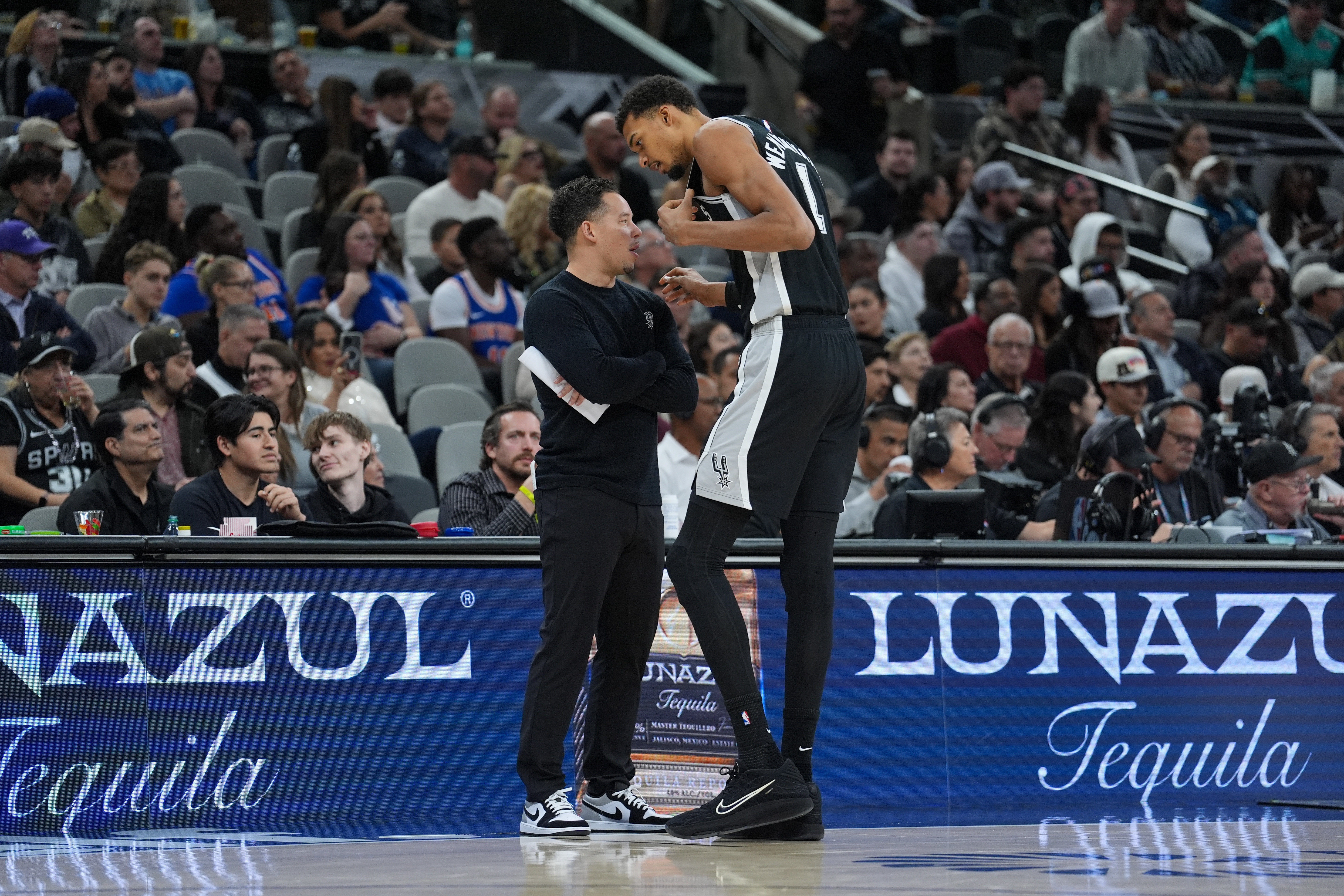 赛事直播-米奇·约翰逊：文班状态火热 我们开场其实退防和沟通都不够好